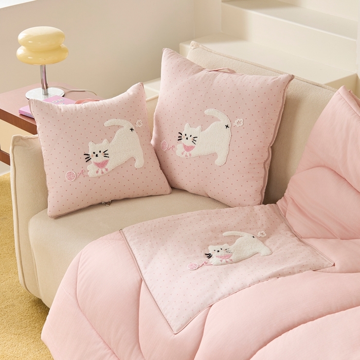 91家纺网 家纺一手货源 找家纺 多米家居 2026新款会放屁的pupu猫抱枕被 pupu猫·云朵粉