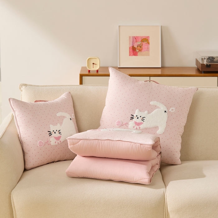 91家纺网 家纺一手货源 找家纺 多米家居 2026新款会放屁的pupu猫抱枕被 pupu猫·云朵粉