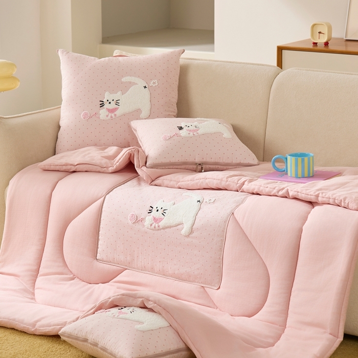 91家纺网 家纺一手货源 找家纺 多米家居 2026新款会放屁的pupu猫抱枕被 pupu猫·云朵粉