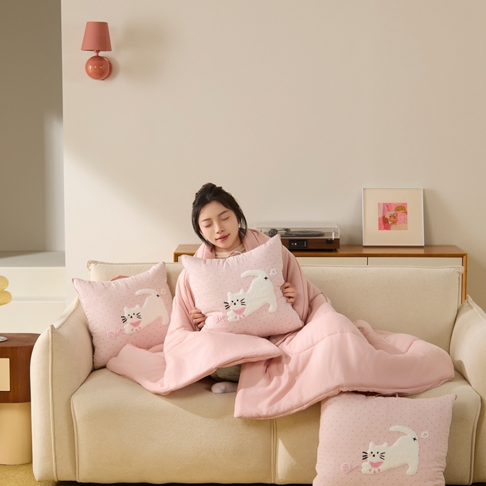 91家纺网 家纺一手货源 找家纺 多米家居 2026新款会放屁的pupu猫抱枕被 pupu猫·云朵粉