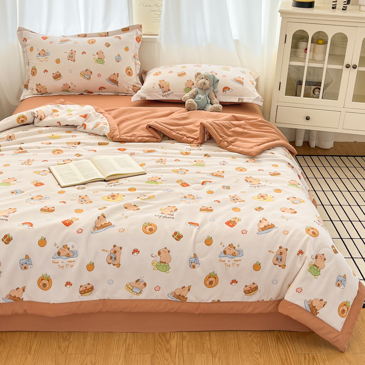 91家纺网 家纺一手货源 找家纺 宝士康家纺 2026新款10A抗菌水洗棉超声波压花夏被 被子被芯 超声波-卡皮巴拉