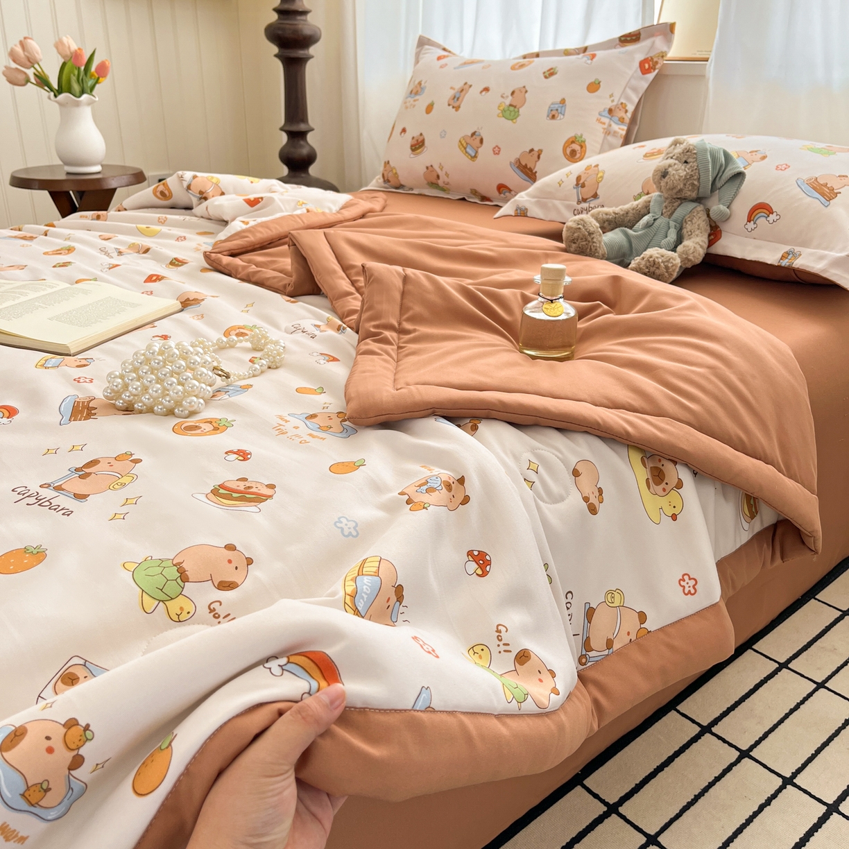 91家纺网 家纺一手货源 找家纺 宝士康家纺 2026新款10A抗菌水洗棉超声波压花夏被 被子被芯 超声波-卡皮巴拉