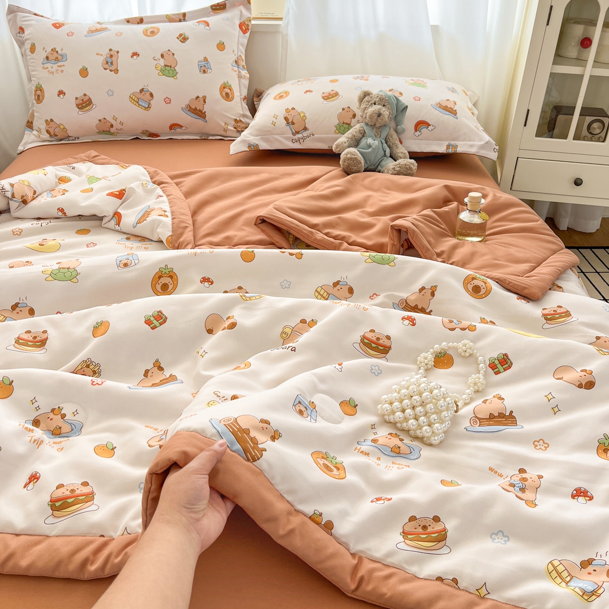 91家纺网 家纺一手货源 找家纺 宝士康家纺 2026新款10A抗菌水洗棉超声波压花夏被 被子被芯 超声波-卡皮巴拉