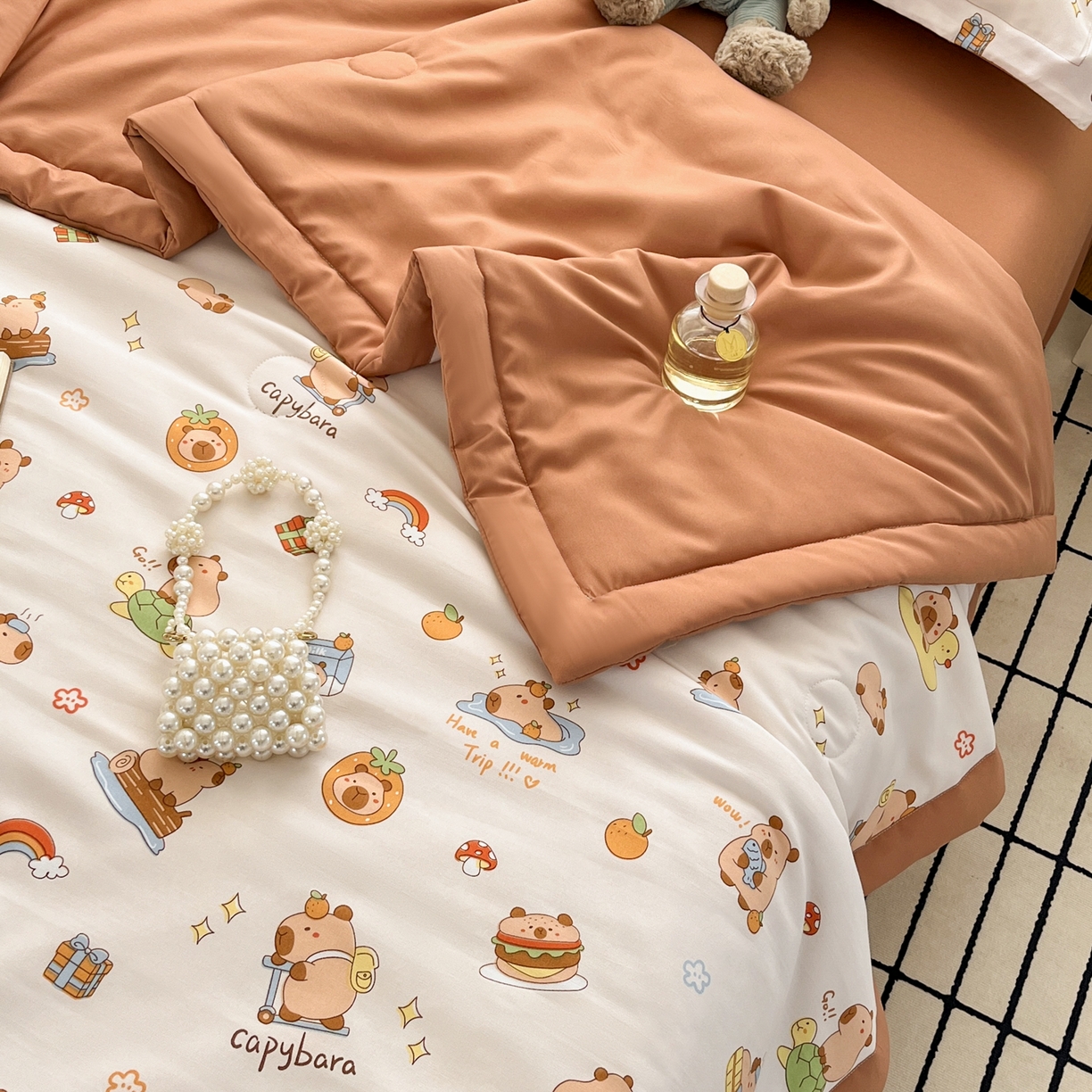 91家纺网 家纺一手货源 找家纺 宝士康家纺 2026新款10A抗菌水洗棉超声波压花夏被 被子被芯 超声波-卡皮巴拉