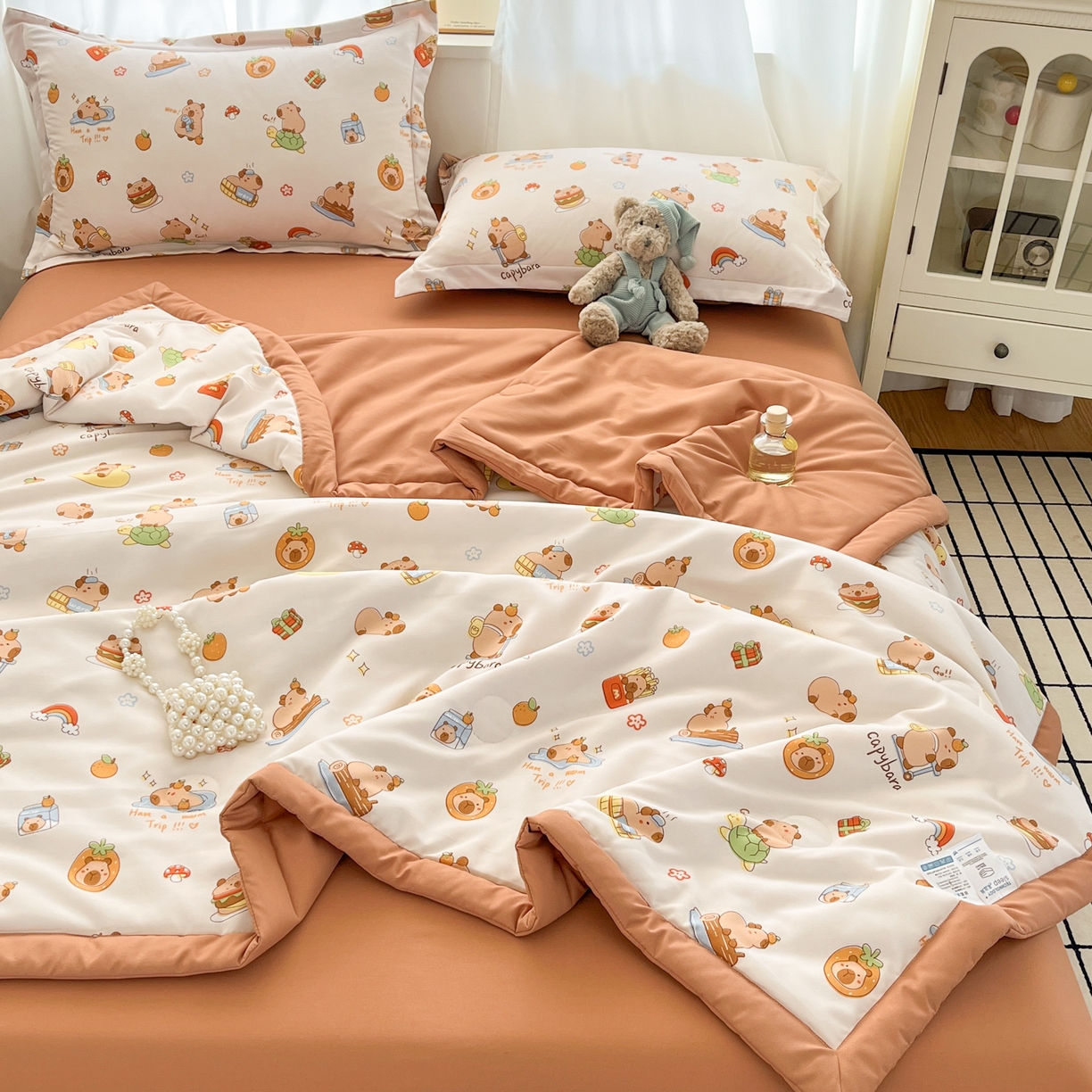 91家纺网 家纺一手货源 找家纺 宝士康家纺 2026新款10A抗菌水洗棉超声波压花夏被 被子被芯 超声波-卡皮巴拉