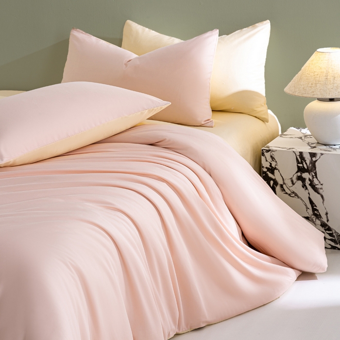 91家纺网 家纺一手货源 找家纺 盛凡家纺 2026春夏新款全棉纯棉A类60s长绒棉四件套纯色贡缎纯棉被套床笠款三件套 樱花粉+奶昔白