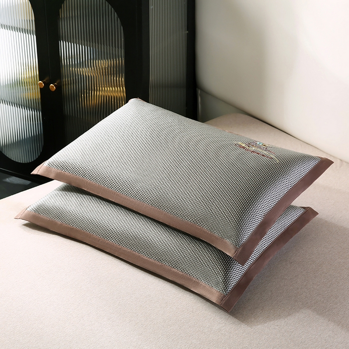 91家纺网 家纺一手货源 找家纺 小牛席业 2026新款你好小熊冰藤夏凉枕套系列凉枕套夏天枕套冰丝枕套竹枕套藤枕套冰藤枕套 幸运小鹿（银灰）