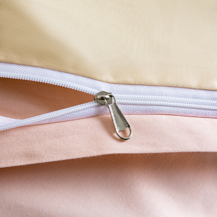 91家纺网 家纺一手货源 找家纺 盛凡家纺 2026春夏新款全棉纯棉A类60s长绒棉四件套纯色贡缎纯棉被套床笠款三件套 樱花粉+奶昔白