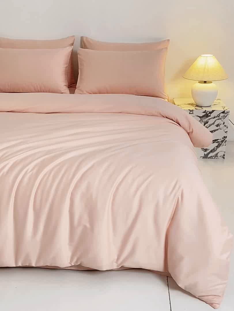 91家纺网 家纺一手货源 找家纺 盛凡家纺 2026春夏新款全棉纯棉A类60s长绒棉四件套纯色贡缎纯棉被套床笠款三件套 樱花粉