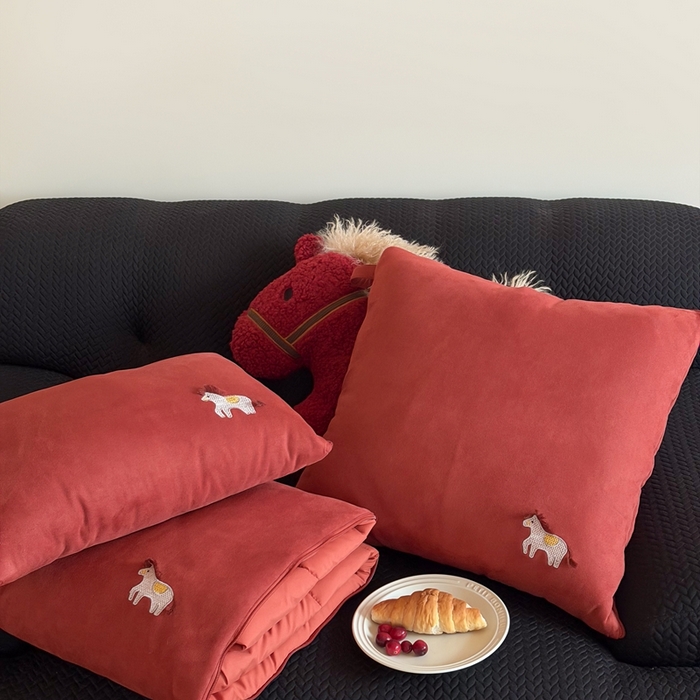 91家纺网 家纺一手货源 找家纺 （总）多米家居 2026新款马力全开抱枕被（控价小号券后不低于46，大号券后不低于70）