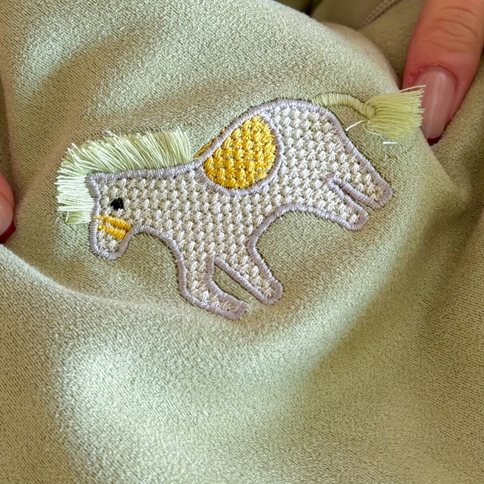 91家纺网 家纺一手货源 找家纺 多米家居 2026新款马力全开抱枕被（控价小号券后不低于46，大号券后不低于70） 蓬蓬驹-平安绿