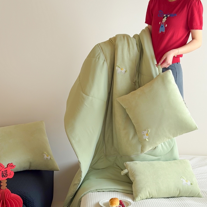 91家纺网 家纺一手货源 找家纺 多米家居 2026新款马力全开抱枕被（控价小号券后不低于46，大号券后不低于70） 蓬蓬驹-平安绿