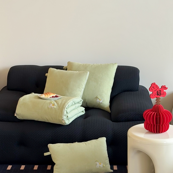 91家纺网 家纺一手货源 找家纺 多米家居 2026新款马力全开抱枕被（控价小号券后不低于46，大号券后不低于70） 蓬蓬驹-平安绿