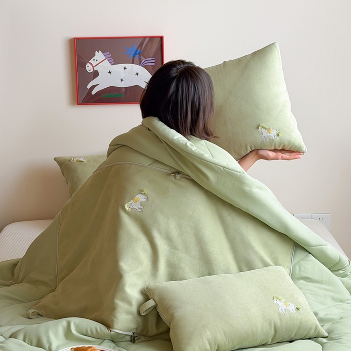 91家纺网 家纺一手货源 找家纺 多米家居 2026新款马力全开抱枕被（控价小号券后不低于46，大号券后不低于70） 蓬蓬驹-平安绿