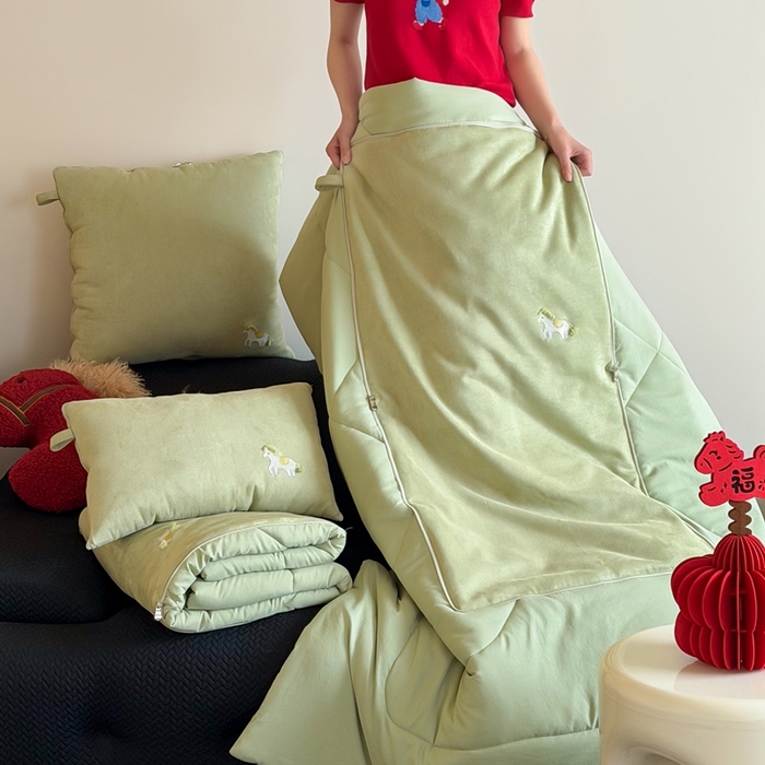 91家纺网 家纺一手货源 找家纺 多米家居 2026新款马力全开抱枕被（控价小号券后不低于46，大号券后不低于70） 蓬蓬驹-平安绿