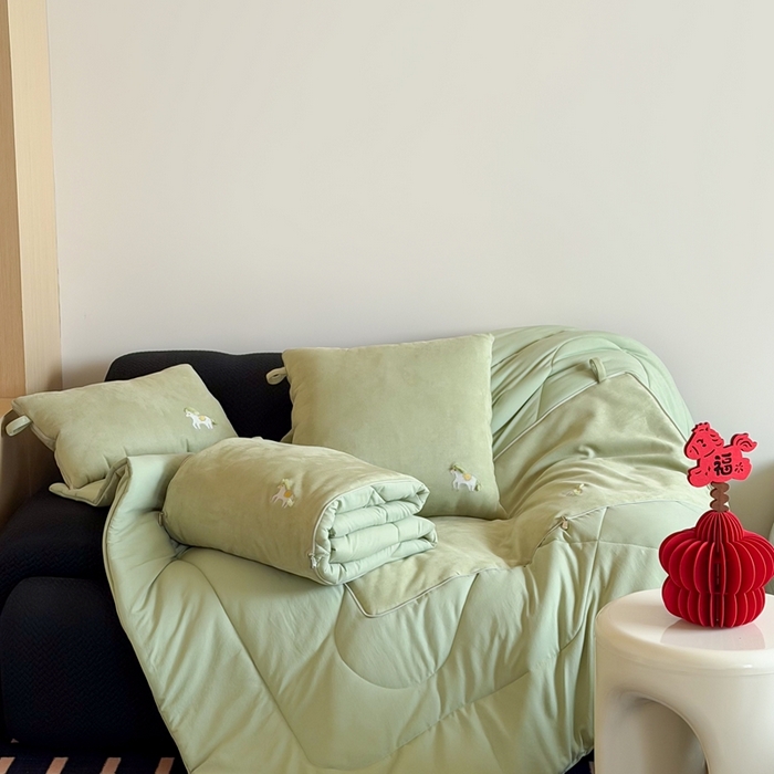 91家纺网 家纺一手货源 找家纺 多米家居 2026新款马力全开抱枕被（控价小号券后不低于46，大号券后不低于70） 蓬蓬驹-平安绿