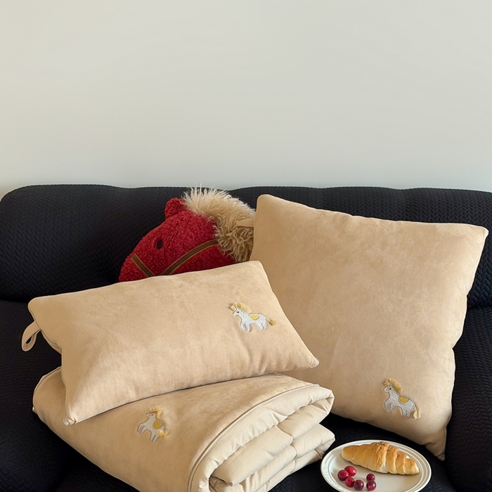 91家纺网 家纺一手货源 找家纺 多米家居 2026新款马力全开抱枕被（控价小号券后不低于46，大号券后不低于70） 蓬蓬驹-收获驼