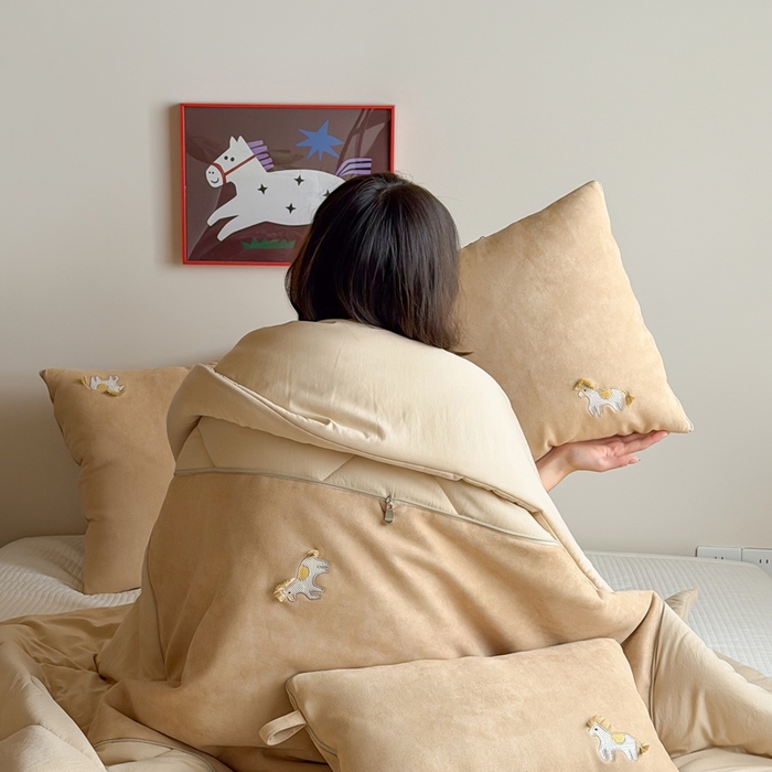 91家纺网 家纺一手货源 找家纺 多米家居 2026新款马力全开抱枕被（控价小号券后不低于46，大号券后不低于70） 蓬蓬驹-收获驼