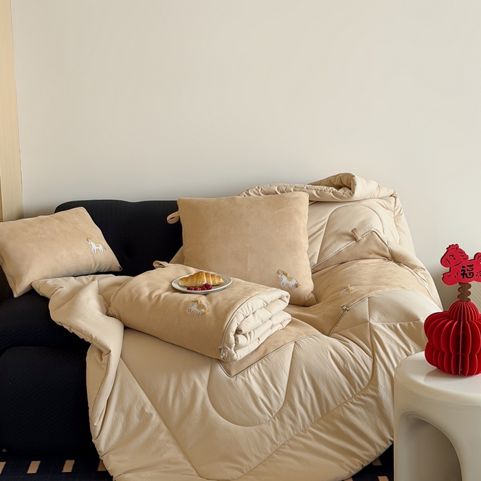 91家纺网 家纺一手货源 找家纺 多米家居 2026新款马力全开抱枕被（控价小号券后不低于46，大号券后不低于70） 蓬蓬驹-收获驼