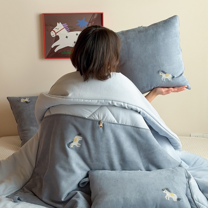 91家纺网 家纺一手货源 找家纺 多米家居 2026新款马力全开抱枕被（控价小号券后不低于46，大号券后不低于70） 蓬蓬驹-顺遂蓝