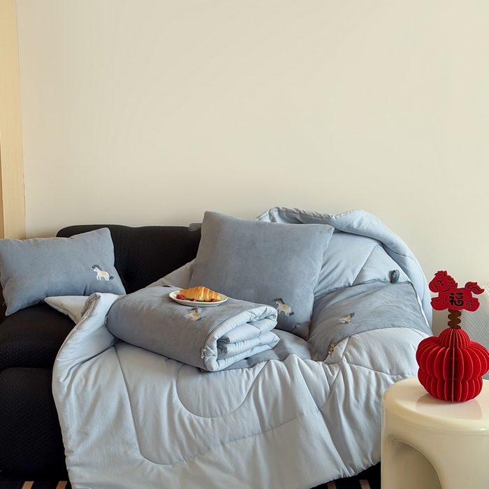 91家纺网 家纺一手货源 找家纺 多米家居 2026新款马力全开抱枕被（控价小号券后不低于46，大号券后不低于70） 蓬蓬驹-顺遂蓝
