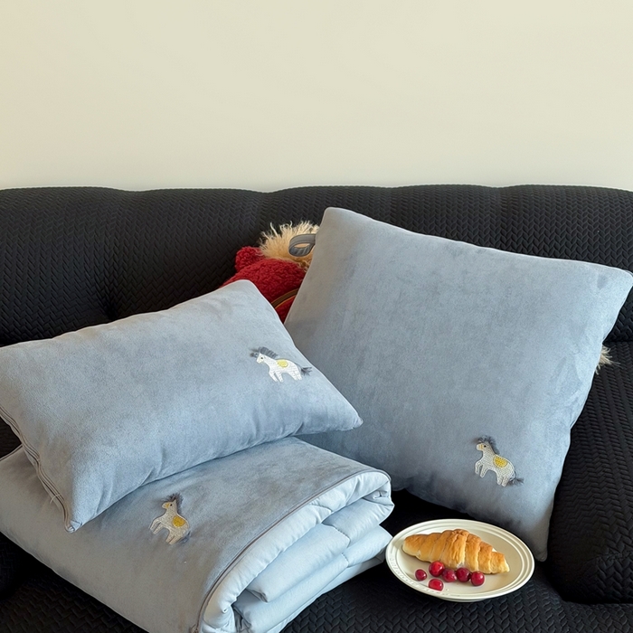 91家纺网 家纺一手货源 找家纺 多米家居 2026新款马力全开抱枕被（控价小号券后不低于46，大号券后不低于70） 蓬蓬驹-顺遂蓝