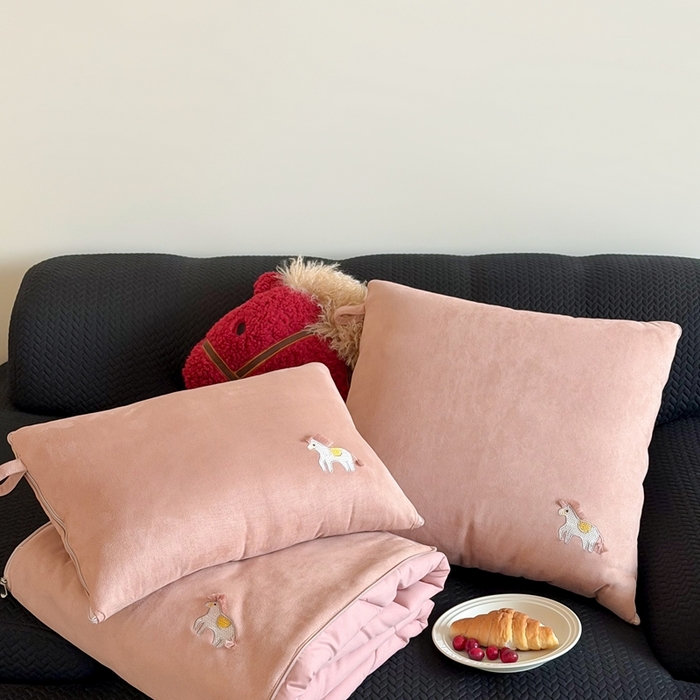 91家纺网 家纺一手货源 找家纺 多米家居 2026新款马力全开抱枕被（控价小号券后不低于46，大号券后不低于70） 蓬蓬驹-幸福粉