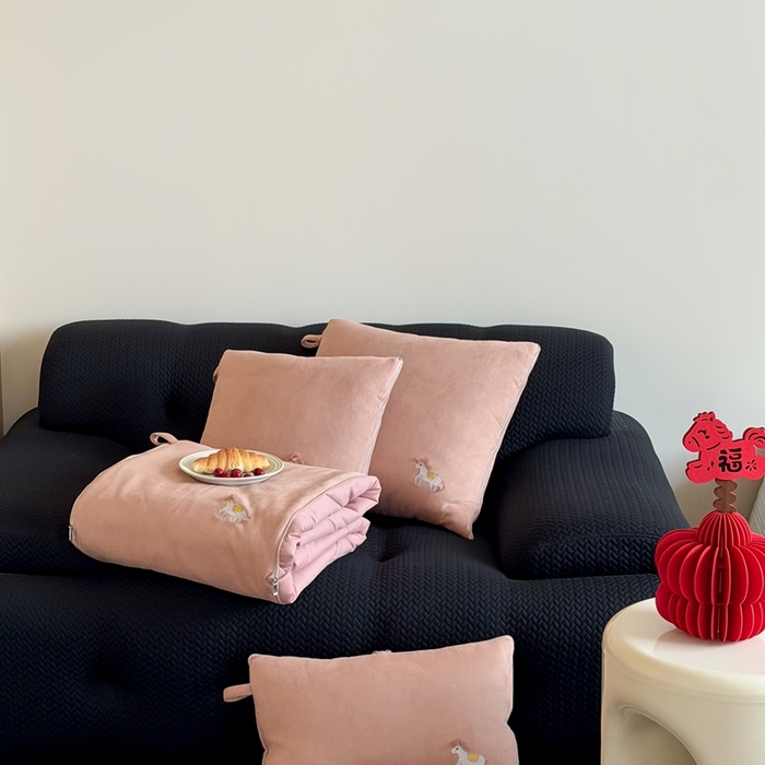 91家纺网 家纺一手货源 找家纺 多米家居 2026新款马力全开抱枕被（控价小号券后不低于46，大号券后不低于70） 蓬蓬驹-幸福粉