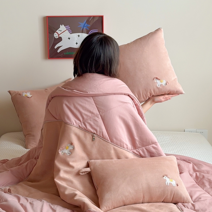 91家纺网 家纺一手货源 找家纺 多米家居 2026新款马力全开抱枕被（控价小号券后不低于46，大号券后不低于70） 蓬蓬驹-幸福粉