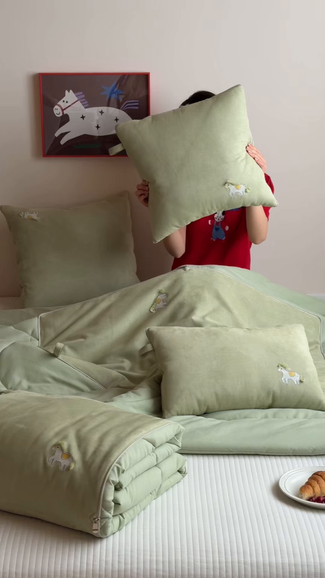 91家纺网 家纺一手货源 找家纺 多米家居 2026新款马力全开抱枕被（控价小号券后不低于46，大号券后不低于70） 蓬蓬驹-平安绿