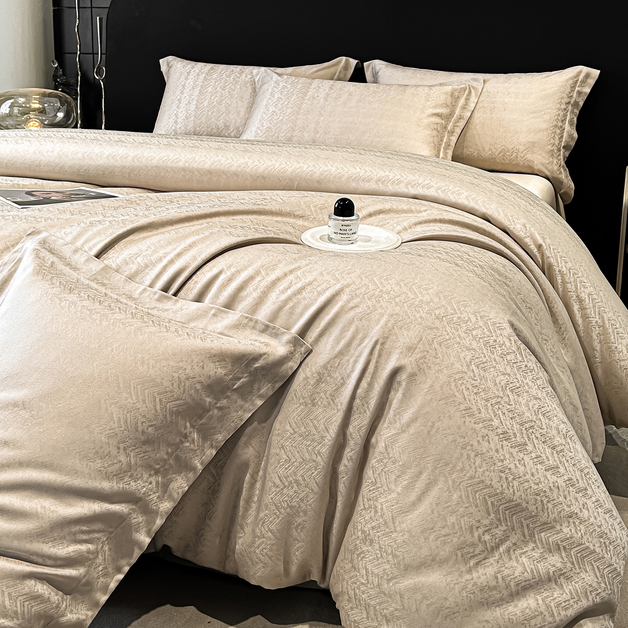 91家纺网 家纺一手货源 找家纺 慕晨 2026新款莱赛尔提花被套四件套高级简奢款天丝4件套直播热款 迷离