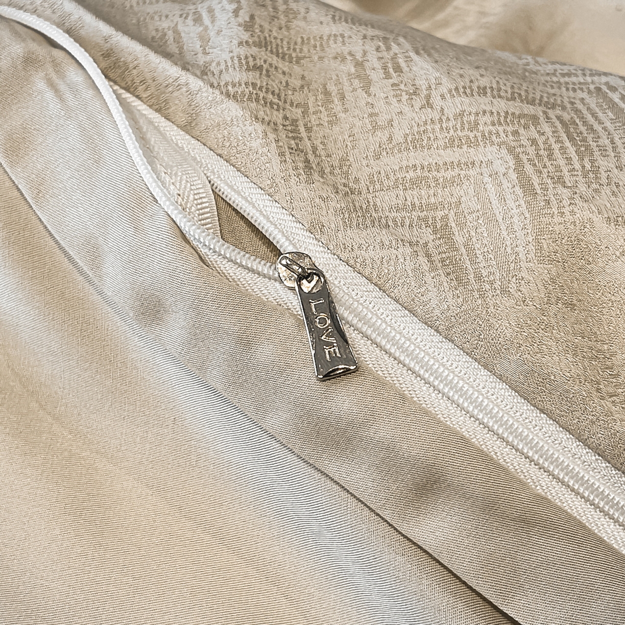 91家纺网 家纺一手货源 找家纺 慕晨 2026新款莱赛尔提花被套四件套高级简奢款天丝4件套直播热款 迷离