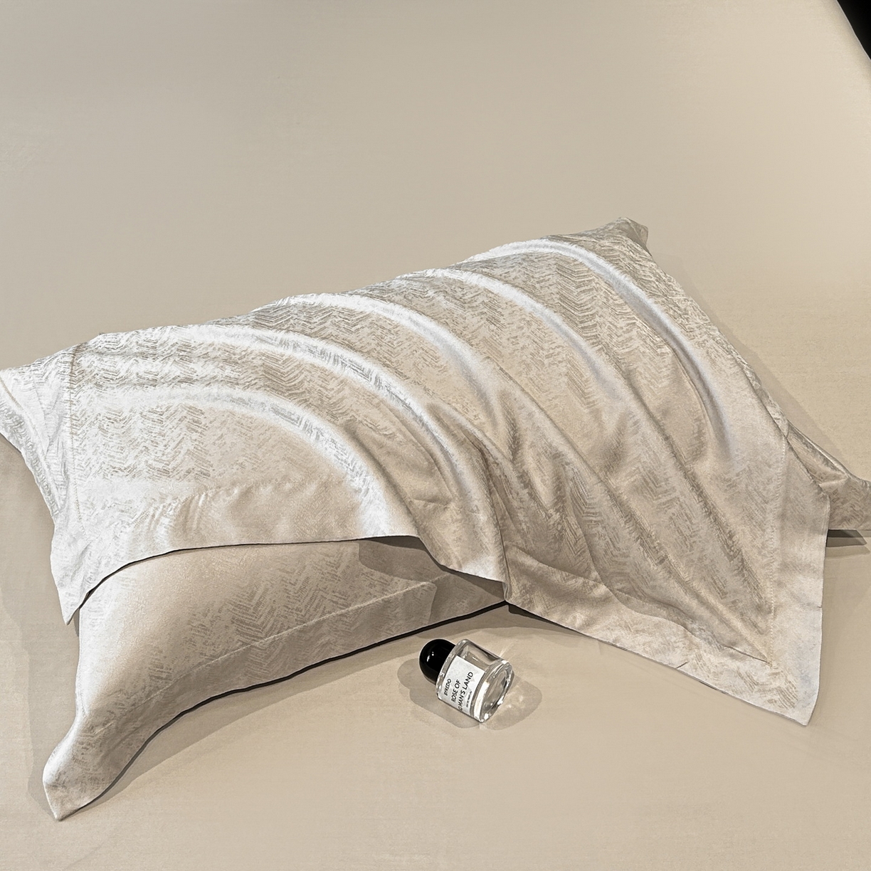 91家纺网 家纺一手货源 找家纺 慕晨 2026新款莱赛尔提花被套四件套高级简奢款天丝4件套直播热款 迷离