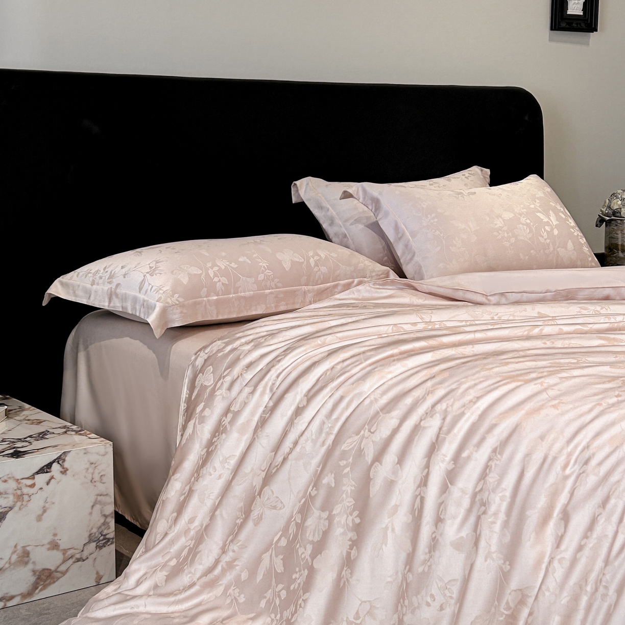 91家纺网 家纺一手货源 找家纺 慕晨 2026新款莱赛尔提花被套四件套高级简奢款天丝4件套直播热款 璃茉