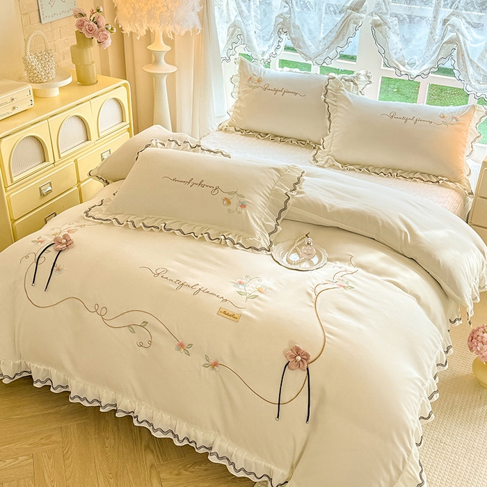 91家纺网 家纺一手货源 找家纺 漫布云家纺 2026新款韩版多功能水洗棉公主风床盖款四件套-花颜系列 花颜-奶油白