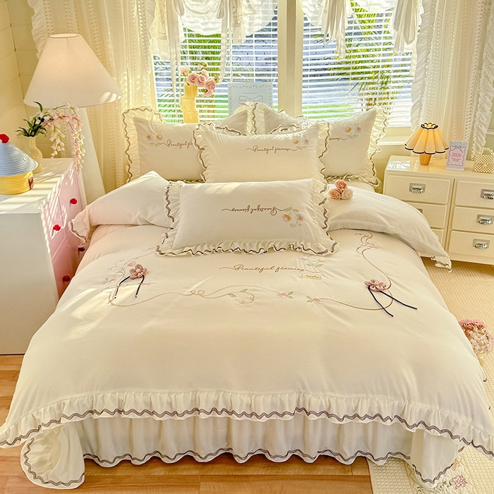 91家纺网 家纺一手货源 找家纺 漫布云家纺 2026新款韩版多功能水洗棉公主风床盖款四件套-花颜系列 花颜-奶油白