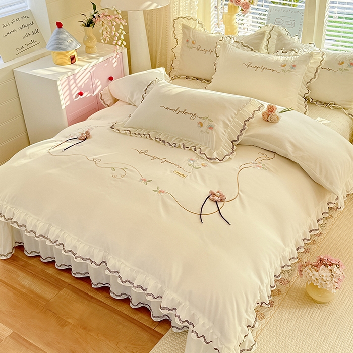 91家纺网 家纺一手货源 找家纺 漫布云家纺 2026新款韩版多功能水洗棉公主风床盖款四件套-花颜系列 花颜-奶油白