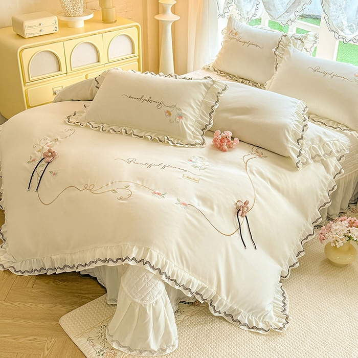 91家纺网 家纺一手货源 找家纺 漫布云家纺 2026新款韩版多功能水洗棉公主风床盖款四件套-花颜系列 花颜-奶油白