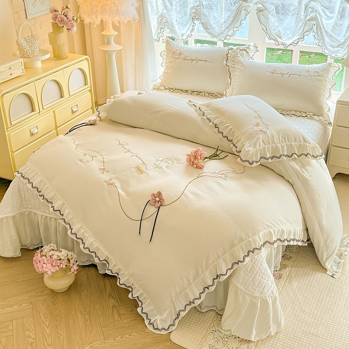 91家纺网 家纺一手货源 找家纺 漫布云家纺 2026新款韩版多功能水洗棉公主风床盖款四件套-花颜系列 花颜-奶油白