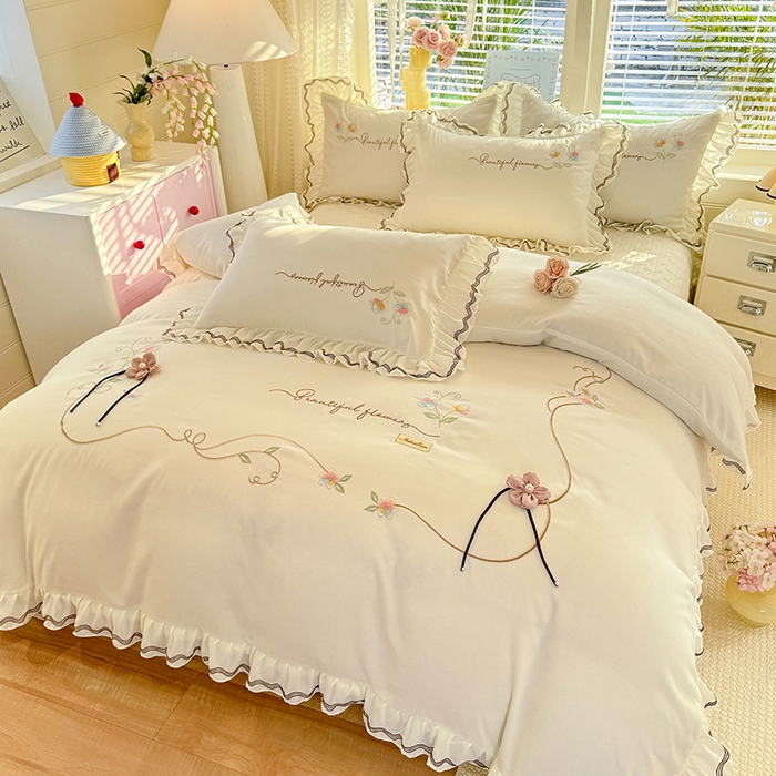 91家纺网 家纺一手货源 找家纺 漫布云家纺 2026新款韩版多功能水洗棉公主风床盖款四件套-花颜系列 花颜-奶油白