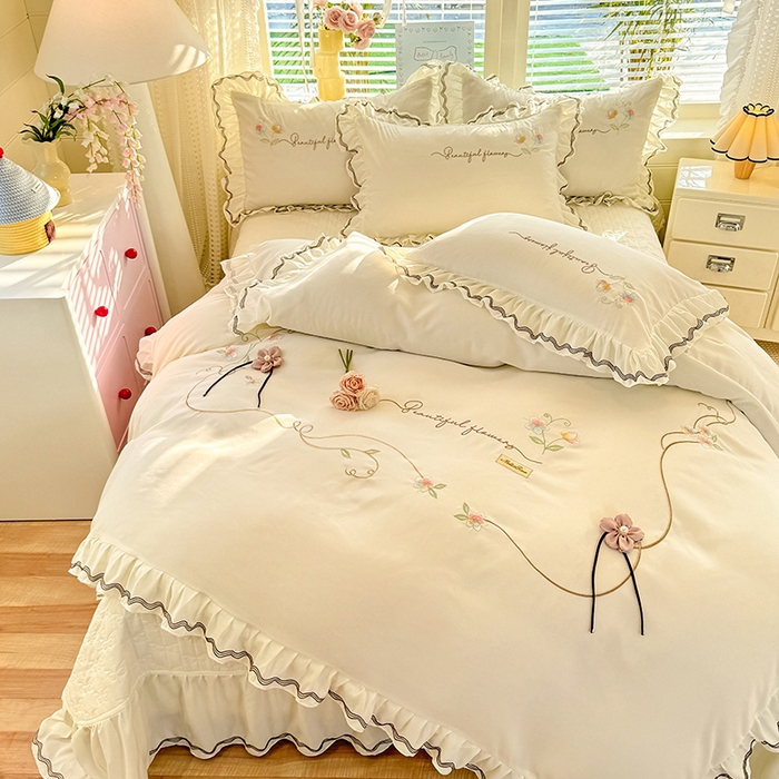 91家纺网 家纺一手货源 找家纺 漫布云家纺 2026新款韩版多功能水洗棉公主风床盖款四件套-花颜系列 花颜-奶油白