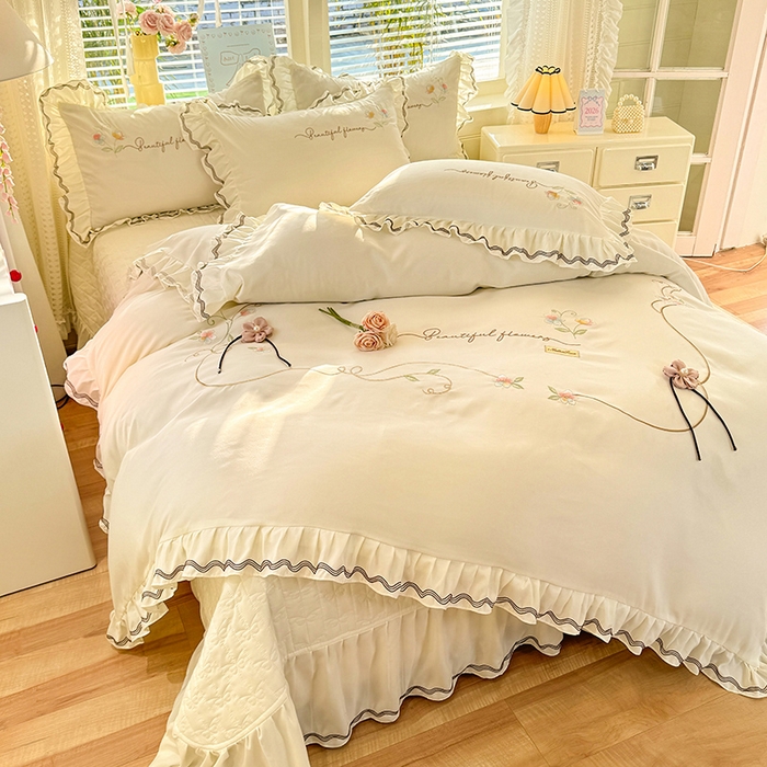 91家纺网 家纺一手货源 找家纺 漫布云家纺 2026新款韩版多功能水洗棉公主风床盖款四件套-花颜系列 花颜-奶油白