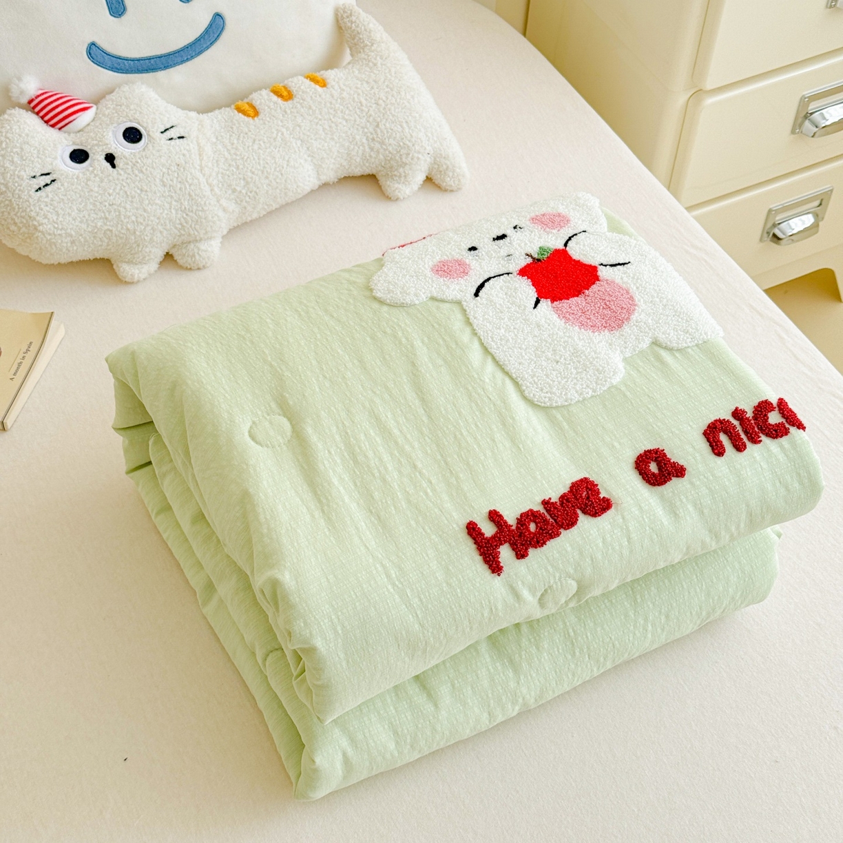 91家纺网 家纺一手货源 找家纺 梵克保罗 2026新款儿童场景毛巾绣超柔水洗棉夏被系列 奶白好运仔