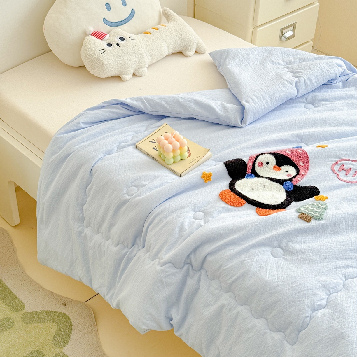 91家纺网 家纺一手货源 找家纺 梵克保罗 2026新款儿童场景毛巾绣超柔水洗棉夏被系列 冰感小企鹅