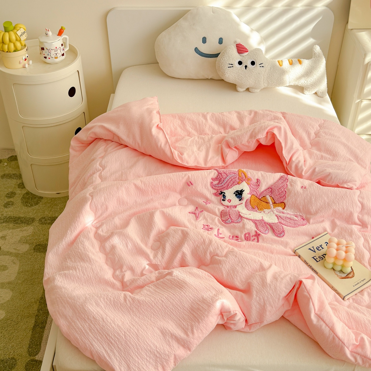 91家纺网 家纺一手货源 找家纺 梵克保罗 2026新款儿童场景毛巾绣超柔水洗棉夏被系列 粉马送财