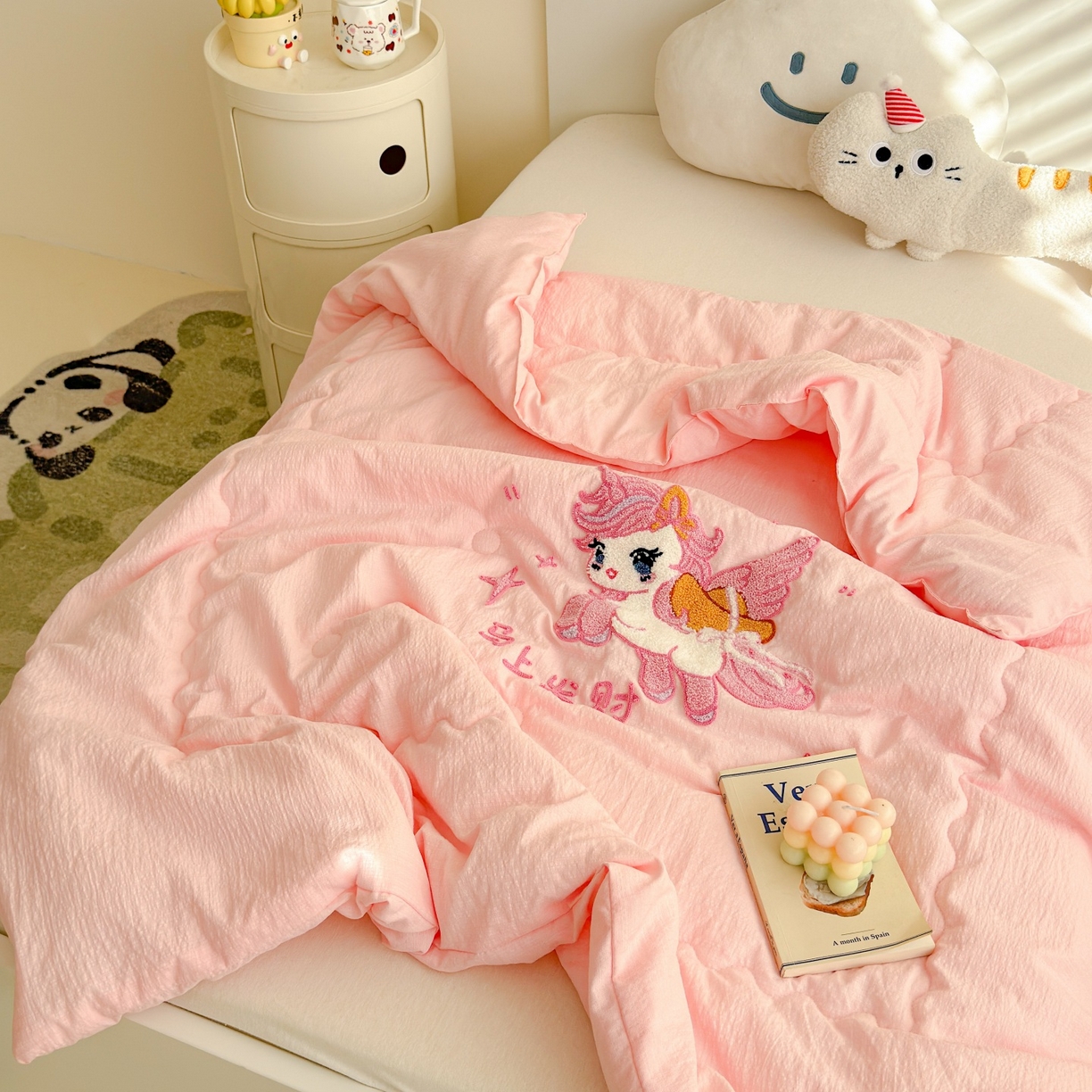 91家纺网 家纺一手货源 找家纺 梵克保罗 2026新款儿童场景毛巾绣超柔水洗棉夏被系列 粉马送财