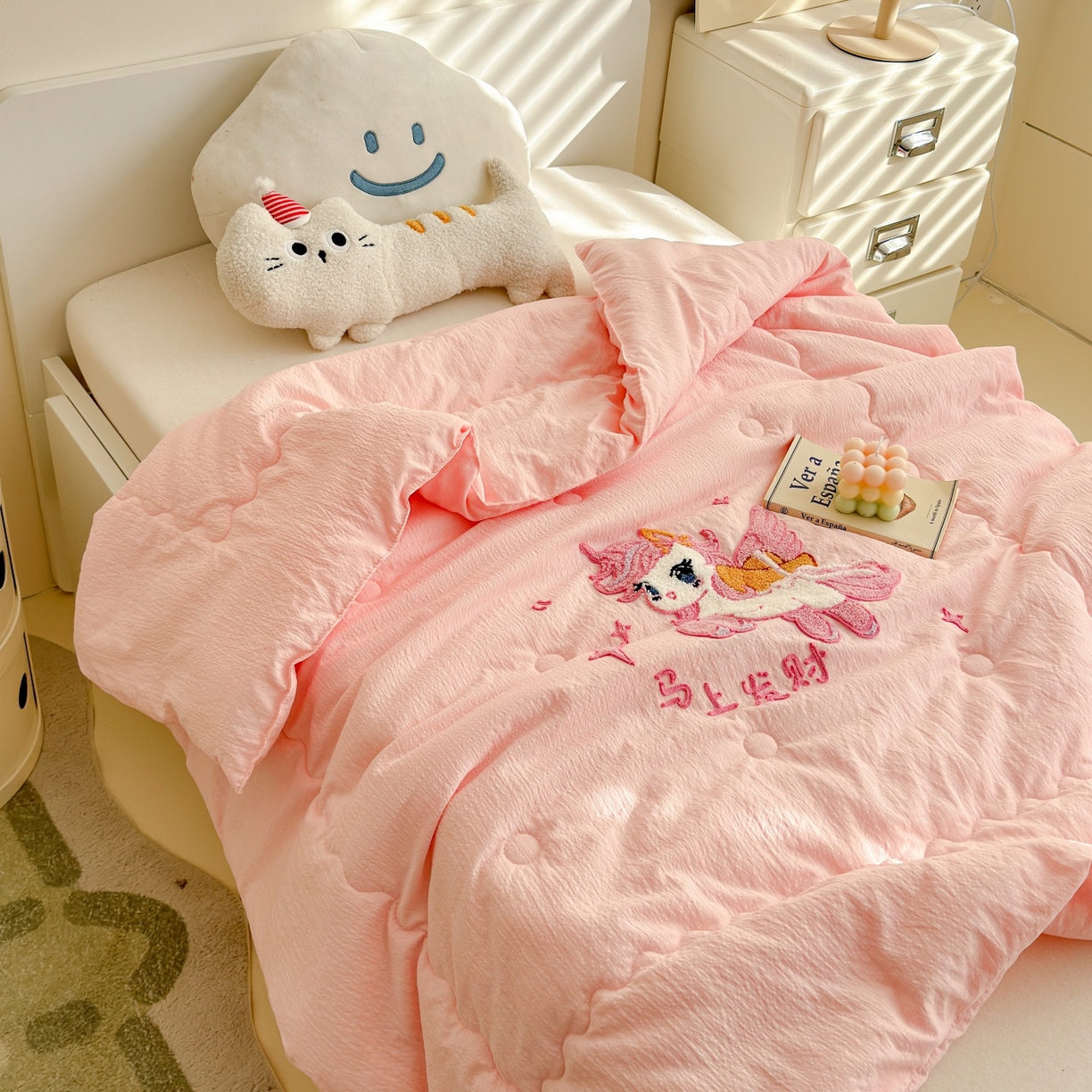 91家纺网 家纺一手货源 找家纺 梵克保罗 2026新款儿童场景毛巾绣超柔水洗棉夏被系列 粉马送财