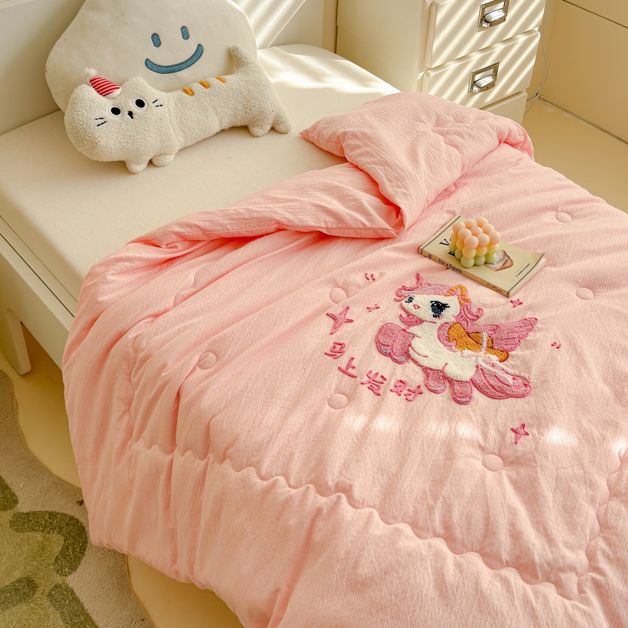 91家纺网 家纺一手货源 找家纺 梵克保罗 2026新款儿童场景毛巾绣超柔水洗棉夏被系列 粉马送财