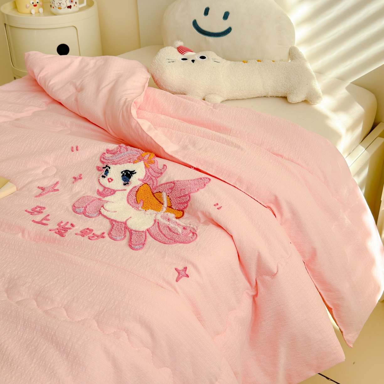 91家纺网 家纺一手货源 找家纺 梵克保罗 2026新款儿童场景毛巾绣超柔水洗棉夏被系列 粉马送财