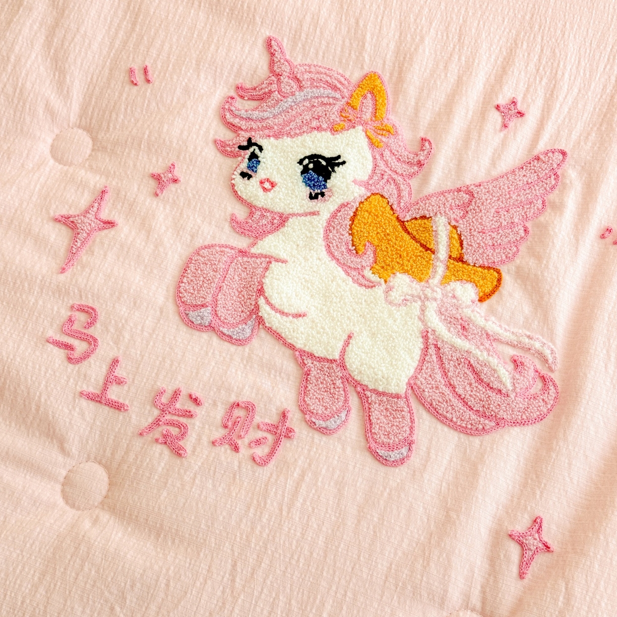 91家纺网 家纺一手货源 找家纺 梵克保罗 2026新款儿童场景毛巾绣超柔水洗棉夏被系列 粉马送财